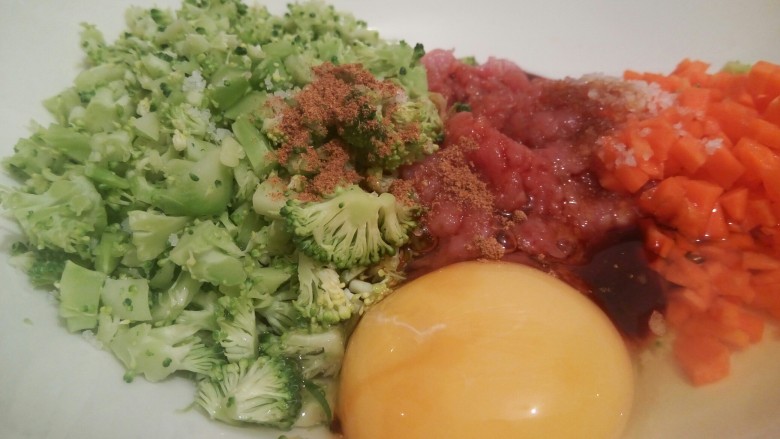 绿色美食+营养饭团,加<a style='color:red;display:inline-block;' href='/shicai/ 788'>生抽</a>,盐,十三香,鸡粉