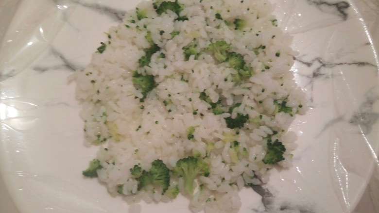 绿色美食+营养饭团,拿一个平盘铺上保鲜膜,再铺上一层米饭,中间放上馅料