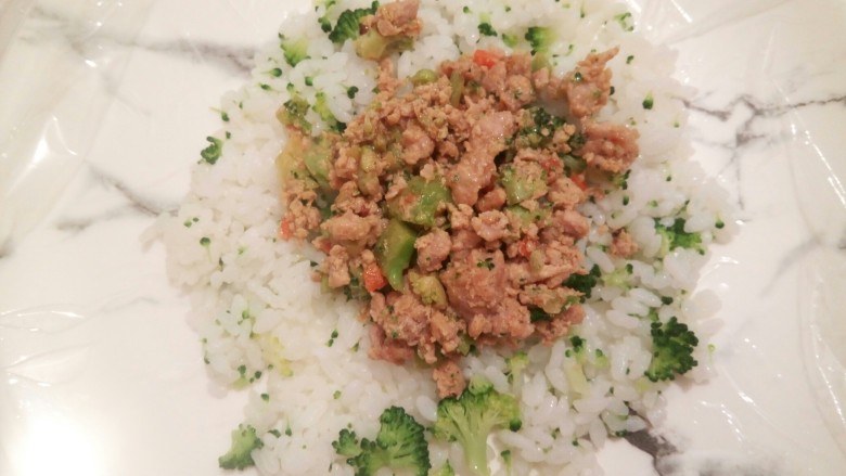 绿色美食+营养饭团,再把保鲜膜的几个角攥紧,捏圆就可以了,作为早餐,孩子喜欢的不得了!