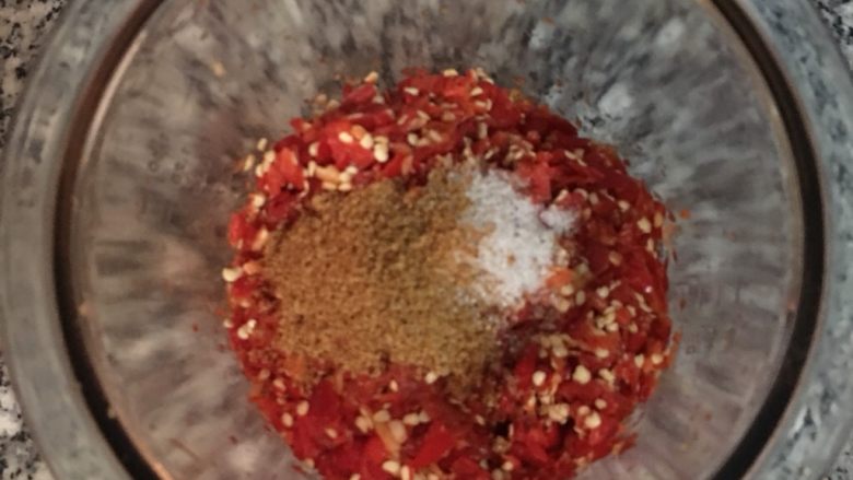 自制剁椒,切成适当大小后,就可加入调味料(除了酒)拌匀。