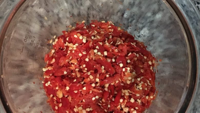 自制剁椒,用手控的按键进行切碎,切几下就停下来拌ㄧ下,再继续;千万不要持续高速打,否则会把辣椒都搅过细或成泥。