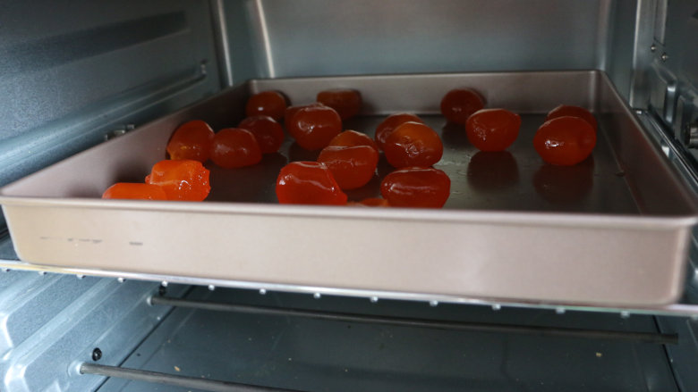 超级美味蛋黄酥,咸蛋黄表面喷高度白酒,烤箱160度中层上下火烤8分钟。