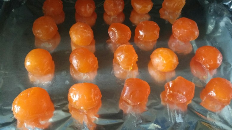 蛋黄稣,蛋黄先用油泡一会,然后喷点白酒