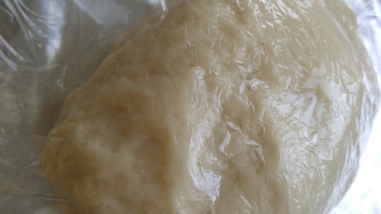 蛋黄稣,然后揉成面团,有活面机最好,我是手揉的,揉了半个小时,然后保鲜膜盖上放置10分钟