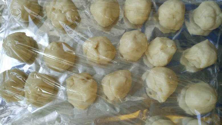 蛋黄稣,然后平分,每份按160g分,份好后盖上保鲜膜放置,接下来做<a style='color:red;display:inline-block;' href='/shicai/ 6909'>油酥</a>,
