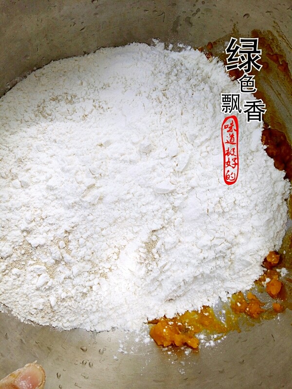 菠萝包,将面粉与南瓜泥混合，揉成面团
