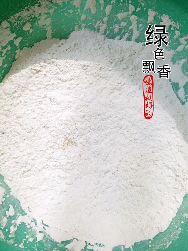 菠萝包,<a style='color:red;display:inline-block;' href='/shicai/ 519'>面粉</a>加入<a style='color:red;display:inline-block;' href='/shicai/ 3729'>白糖</a>，酵母粉拌匀