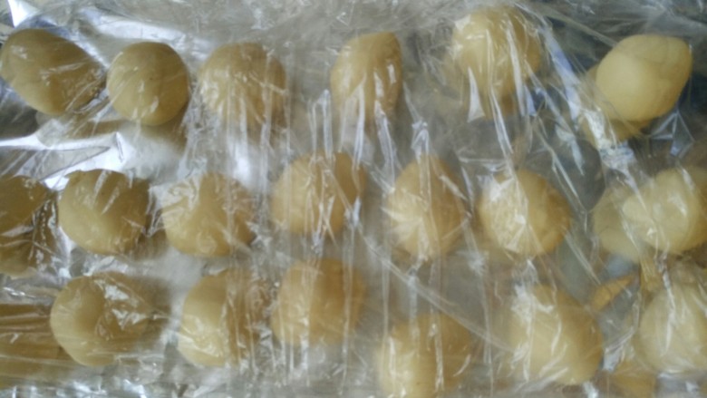 蛋黄稣,然后分成小团,每份11g,分好后盖上保鲜膜