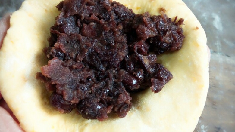 菠萝包,包入<a style='color:red;display:inline-block;' href='/shicai/ 4729'>豆沙馅</a>（自制的）