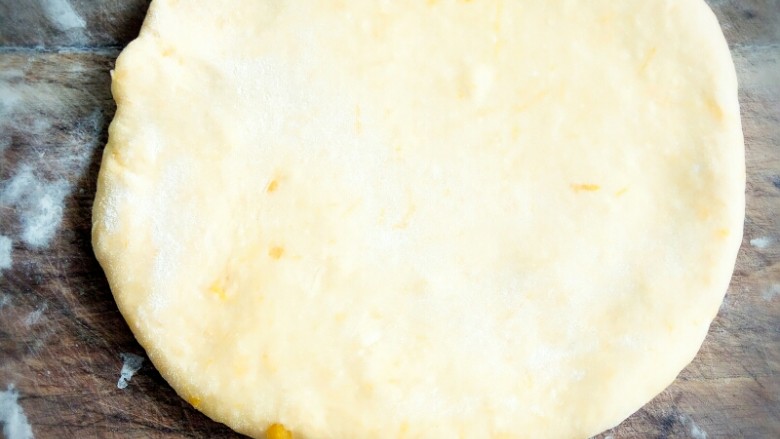 菠萝包,将小面团擀开