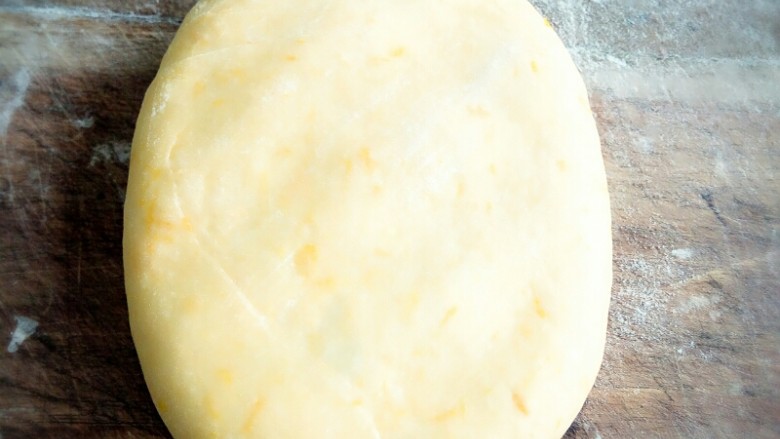 菠萝包,翻过来，稍微压扁一点