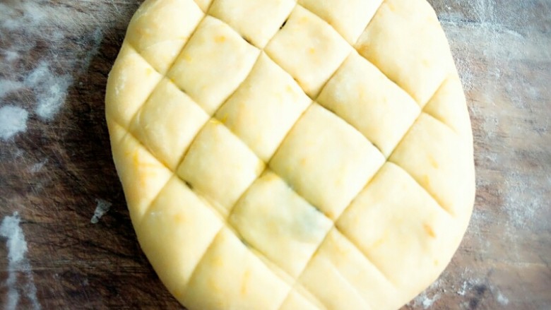 菠萝包,用刀子压出菱形格