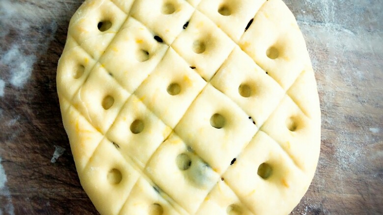 菠萝包,用筷子在格子中戳一下如图这样