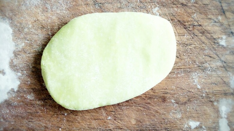 菠萝包,这是绿色小面团擀开，切成小刺儿