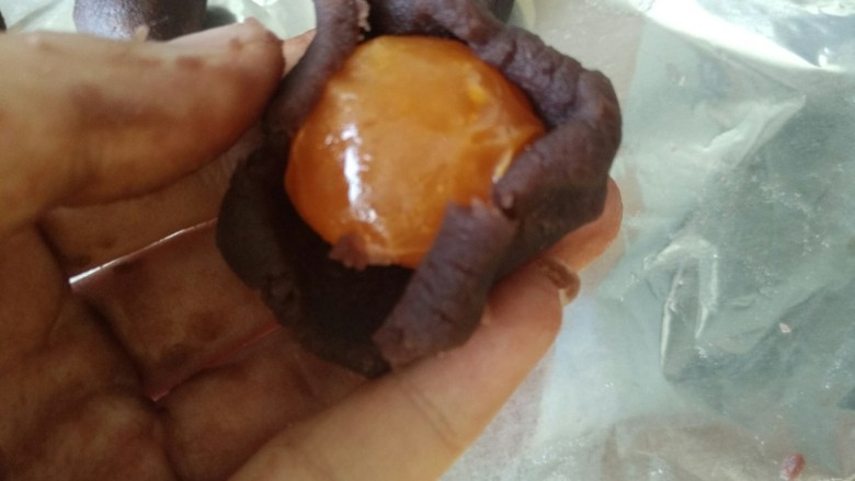 蛋黄稣,然后把蛋黄一分为二,豆沙里面放半个蛋黄