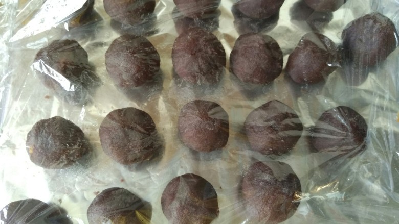 蛋黄稣,把所有蛋黄包好,用保鲜袋盖住,接下来做油酥皮
