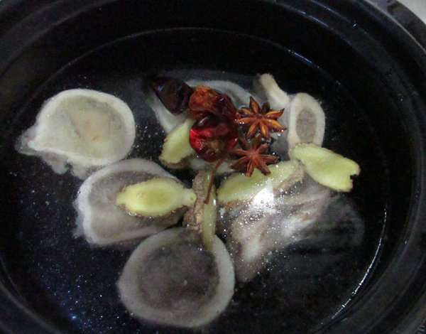 牛骨汤烩面,换砂锅加热水,放入炒好的牛腔骨,加八角、干辣椒、<a style='color:red;display:inline-block;' href='/shicai/ 37'>姜</a>
