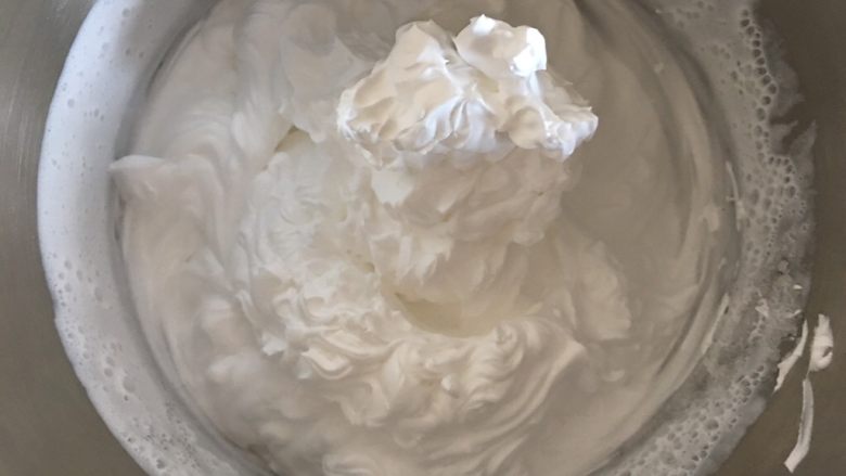 向日葵纸杯蛋糕,打发好的奶油分成两部分,加入色素搅拌均匀。