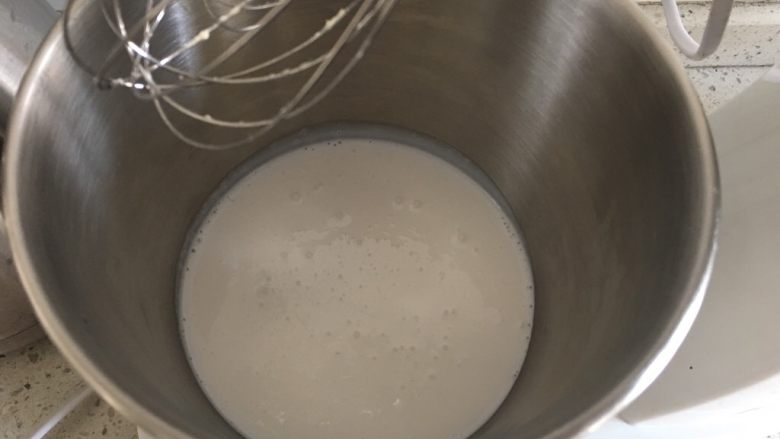 向日葵纸杯蛋糕,取出放凉。
这时候开始打发奶油,两者奶油混合一起打发,为了更好的塑形。