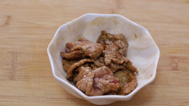 西芹木耳炒牛肉,锅中油烧热,大火放入牛肉,炒至段生后盛出备用。