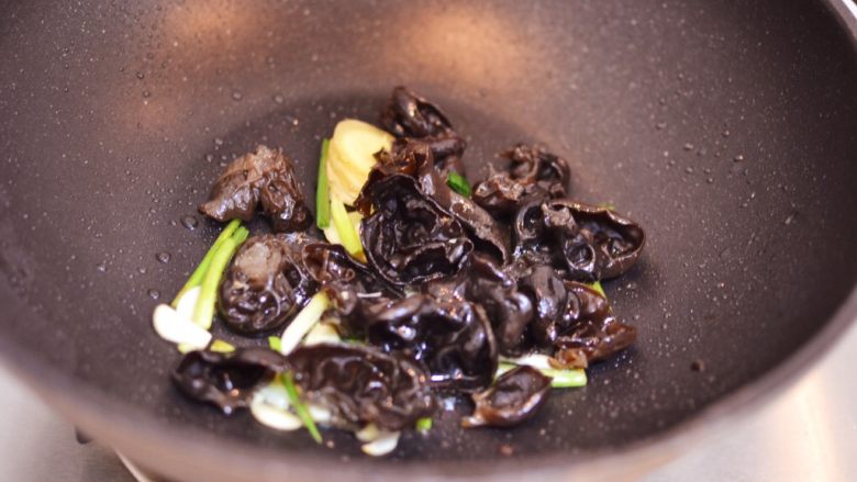 西芹木耳炒牛肉,放入木耳,炒一分钟。