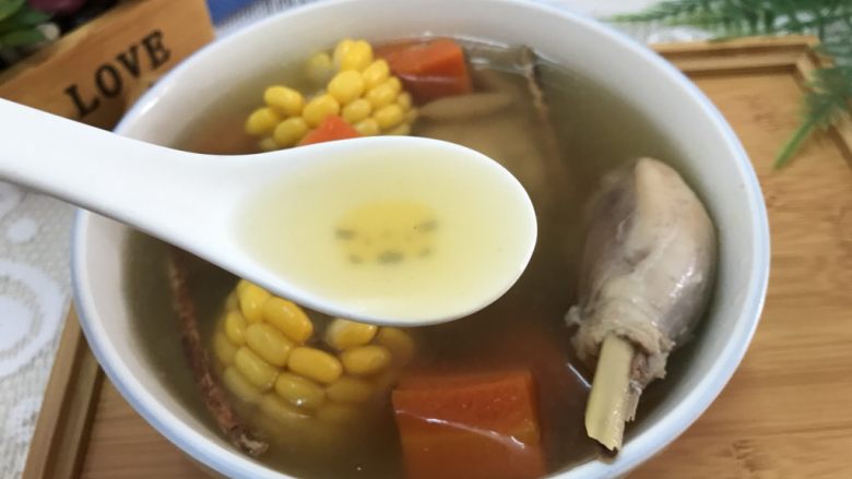 五指毛桃老鸡汤~广式老火靓汤,味道芳香而且特别清甜滋润,每人至少2碗