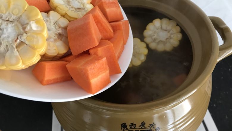 五指毛桃老鸡汤~广式老火靓汤,汤煲至1个小时后,加入玉米萝卜,再煲半小时至一小时