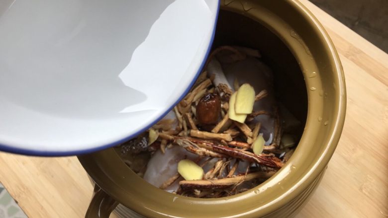 五指毛桃老鸡汤~广式老火靓汤,加入十碗清水,水量可视自家人的量增减