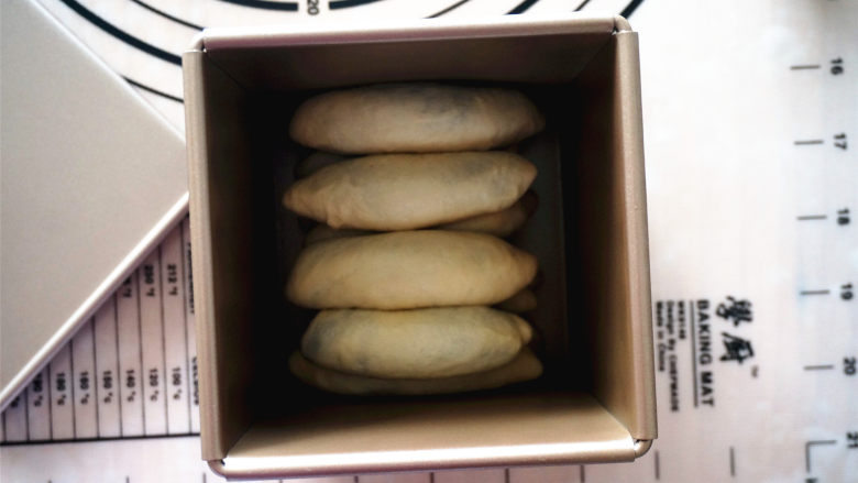 豹纹吐司,将包好的面团排入吐司盒,一盒12条面团,共两盒。