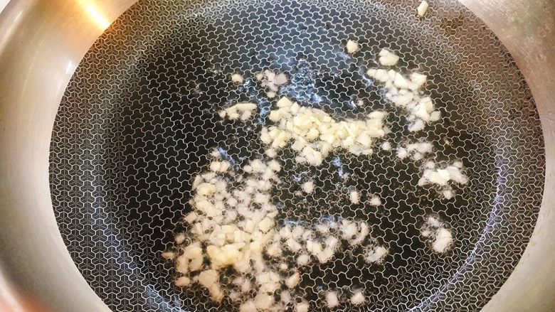 咸柠荷叶鸡,锅内放入椰子油,下蒜末炒香;