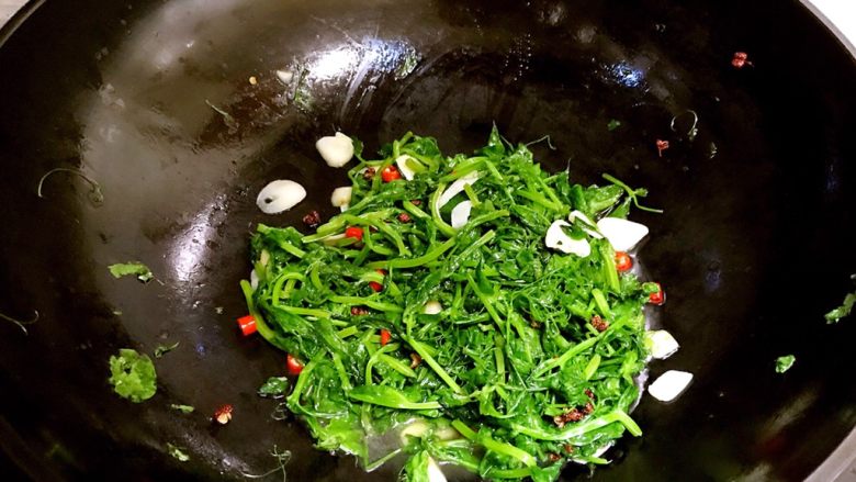 5分钟快手菜 清炒豌豆尖,清炒豌豆尖做好了
