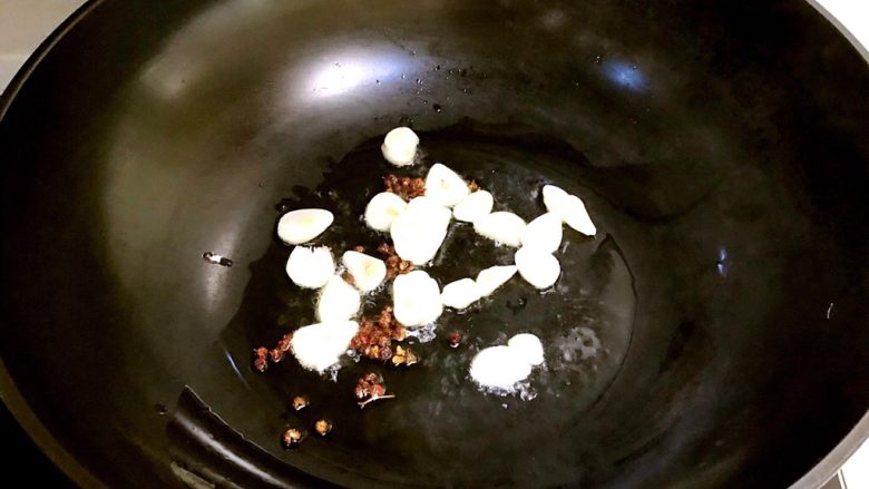 5分钟快手菜 清炒豌豆尖,加入蒜片