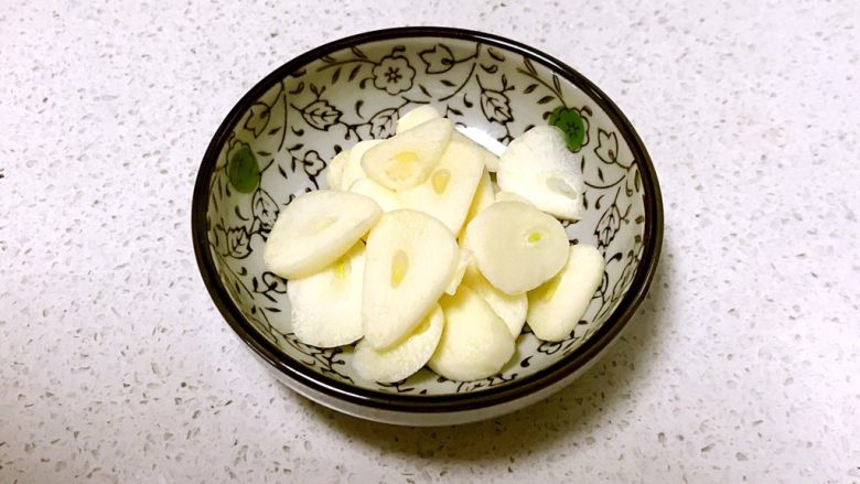 5分钟快手菜 清炒豌豆尖,大蒜切成小片