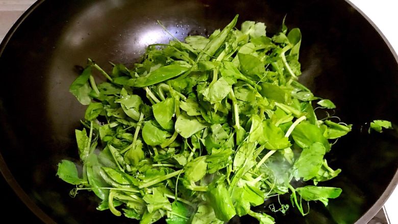 5分钟快手菜 清炒豌豆尖,加入豌豆尖,翻炒2分钟
