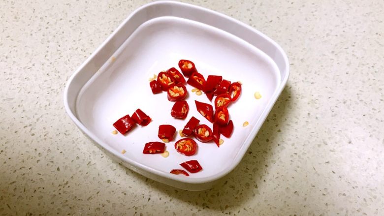 5分钟快手菜 清炒豌豆尖,小米辣切成小段