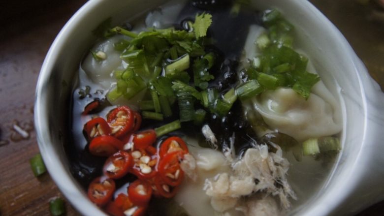 龙利鱼馄饨,再放入准备好的葱<a style='color:red;display:inline-block;' href='/shicai/ 131'>香菜</a>虾米
在放点盐就可以了