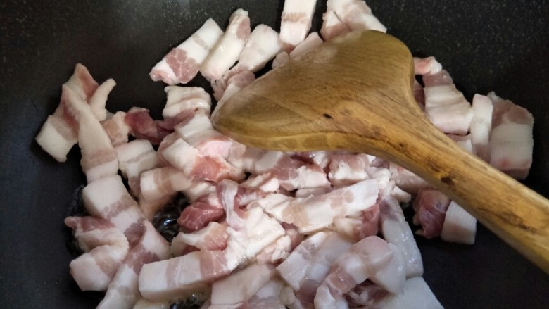 闽南主食,五花肉切丁,炸出油