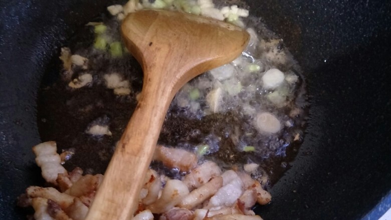 闽南主食,五花肉炸的有点焦就可以了,换葱头下去炸香