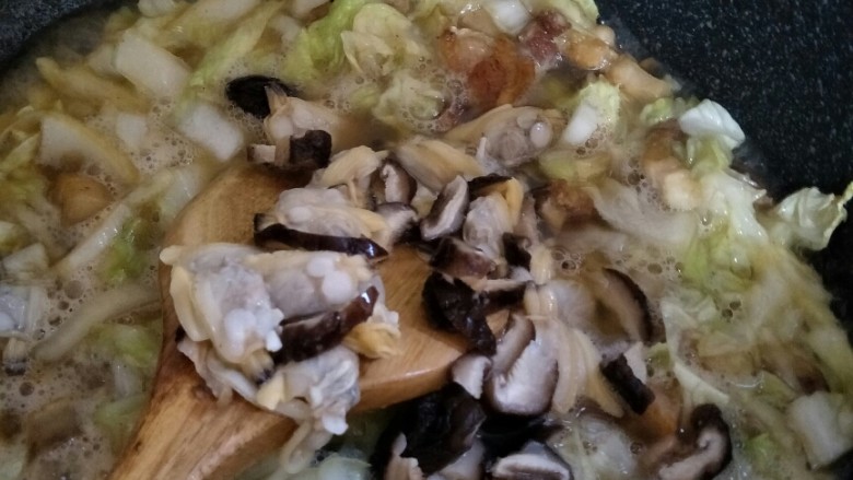 闽南主食,煮好的花蛤香菇倒下去,然后加水,水适量