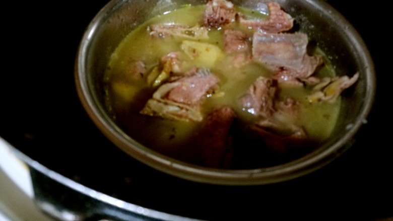 鲍鱼番鸭汤,起锅,装入高压锅中,加姜片、料酒、水,炖二十分钟。