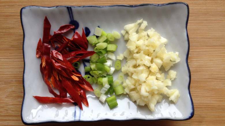 蓑衣黄瓜,在腌制黄瓜期间,把蒜瓣切小粒,<a style='color:red;display:inline-block;' href='/shicai/ 3232'>香葱</a>切成葱花,辣椒去籽,剪成小条