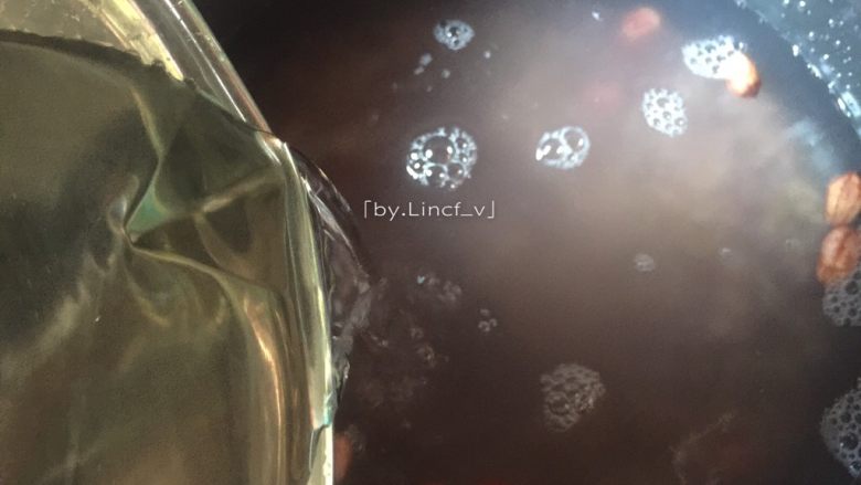 五谷杂粮粥,加入适量清水(可按1:8的量,即五谷300g、水2400g,根据个人喜好吧)