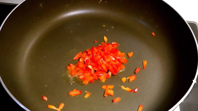 彩椒红肠炒饭,另起锅,锅内加入少许大豆色拉油,烧热后加入彩椒丁翻炒2分钟
