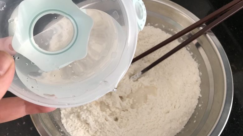 绿豆饼~酥了一地渣儿,加入清水,慢慢分多次加入,视面粉吸水量适当增减