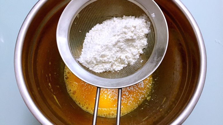 戚风蛋糕,筛入低筋面粉(分两次筛入,每次筛入都要拌匀才能再筛入下一次)