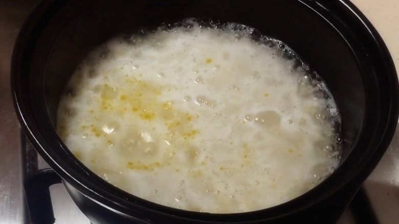 腊味双拼煲仔饭,砂锅小火煮到八成熟