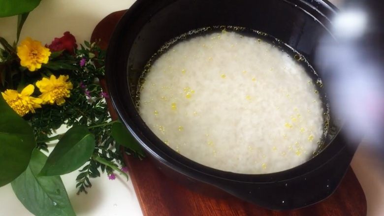 腊味双拼煲仔饭,加入水,米:水为1:1.5