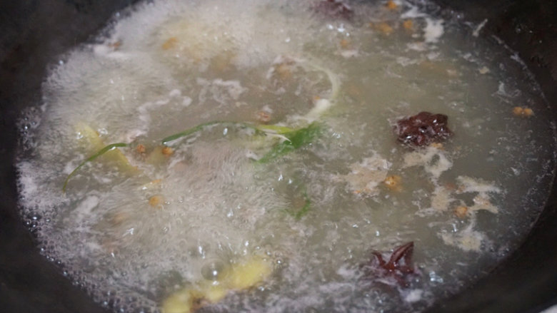 烧白,煮肉用的水不要扔掉,留着后面还有用