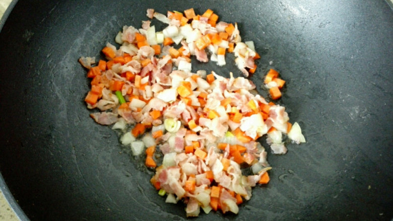 炒饭秀+培根炒饭,4. 加入胡萝卜丁、洋葱丁翻炒