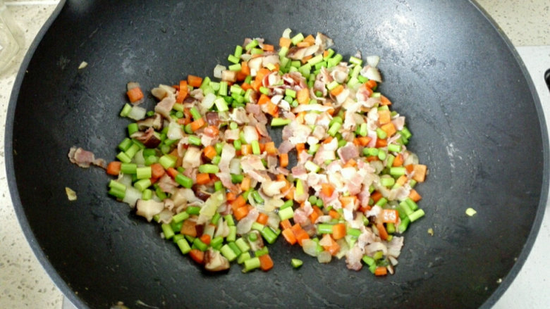 炒饭秀+培根炒饭,6. 加入蒜薹翻炒